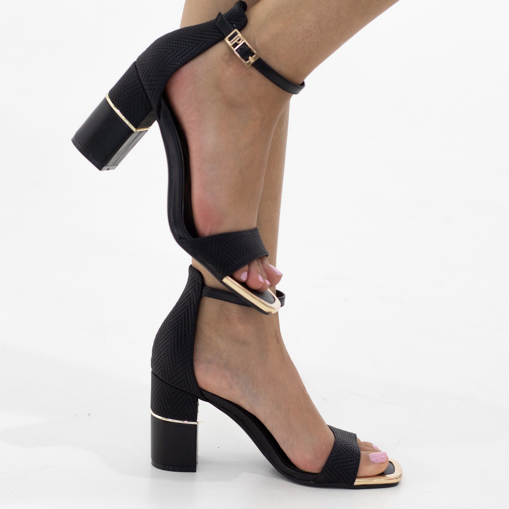 One deals toe heels